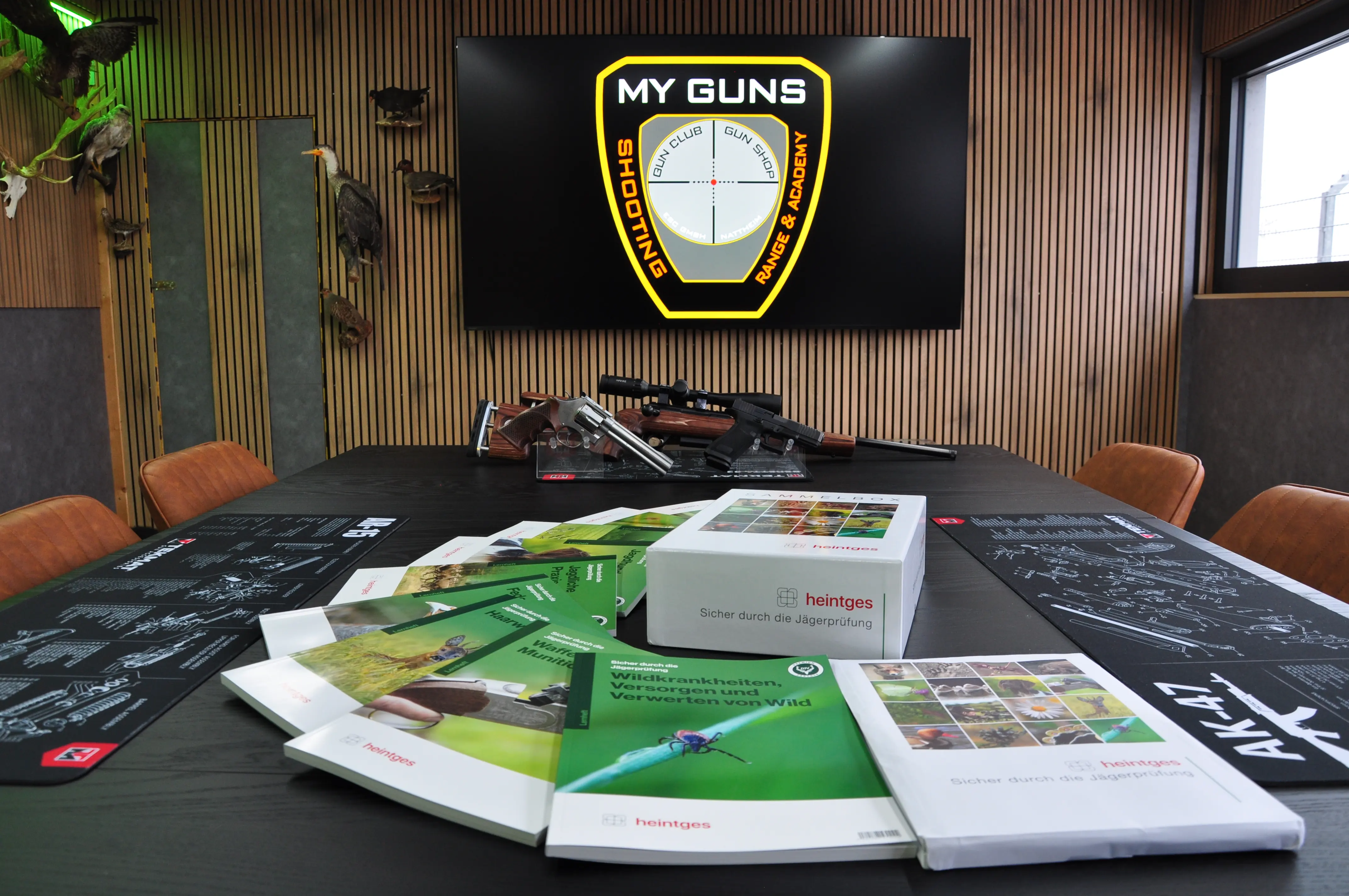 Jagdunterlagen im Schulungsraum